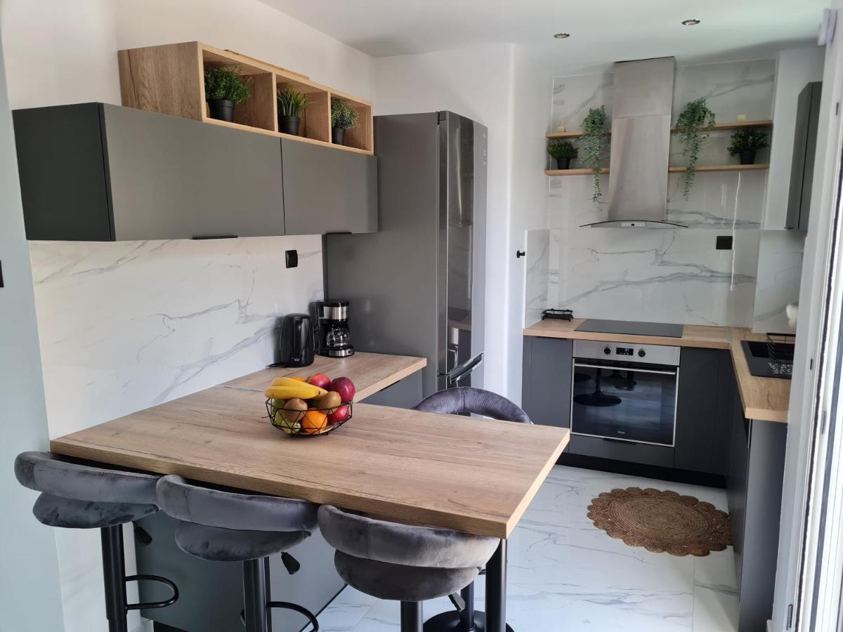 Jenny's Dream -acropolis Lux 2 Bedroom Apt, With Hot Tub, Free Netflix, Fast Wifi * 雅典