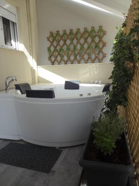 Jenny's Dream -acropolis Lux 2 Bedroom Apt, With Hot Tub, Free Netflix, Fast Wifi * 雅典