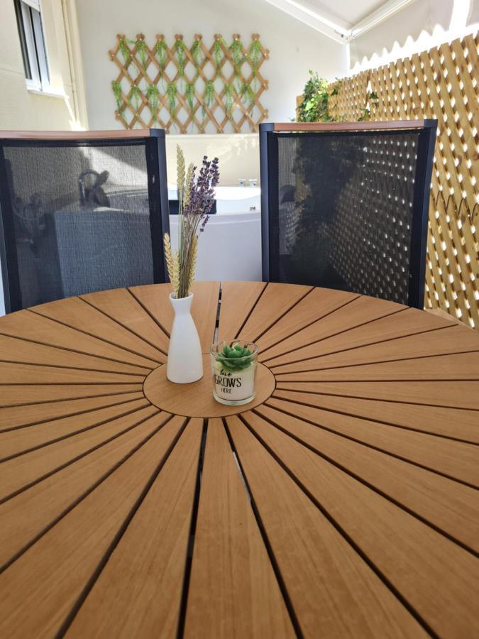 Jenny's Dream -acropolis Lux 2 Bedroom Apt, With Hot Tub, Free Netflix, Fast Wifi *