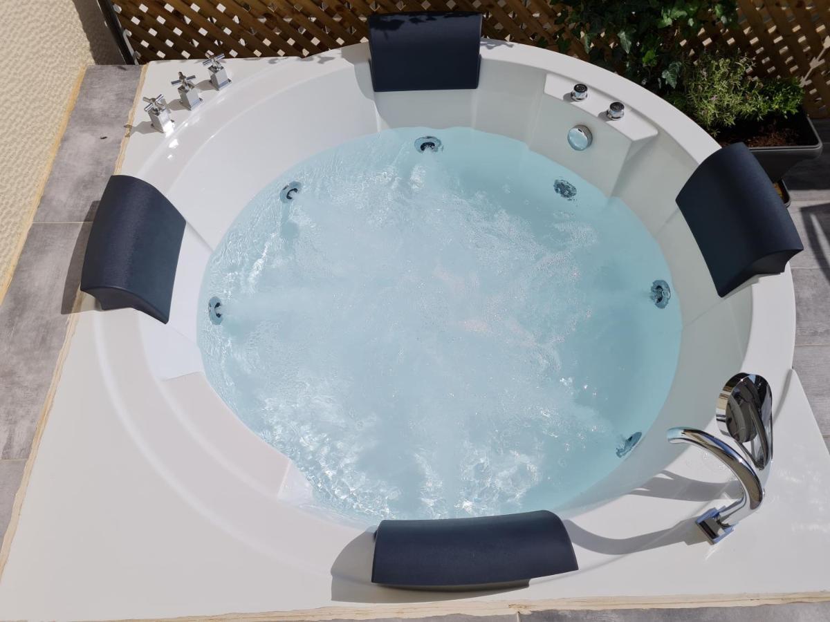 Jenny's Dream -acropolis Lux 2 Bedroom Apt, With Hot Tub, Free Netflix, Fast Wifi * Athens